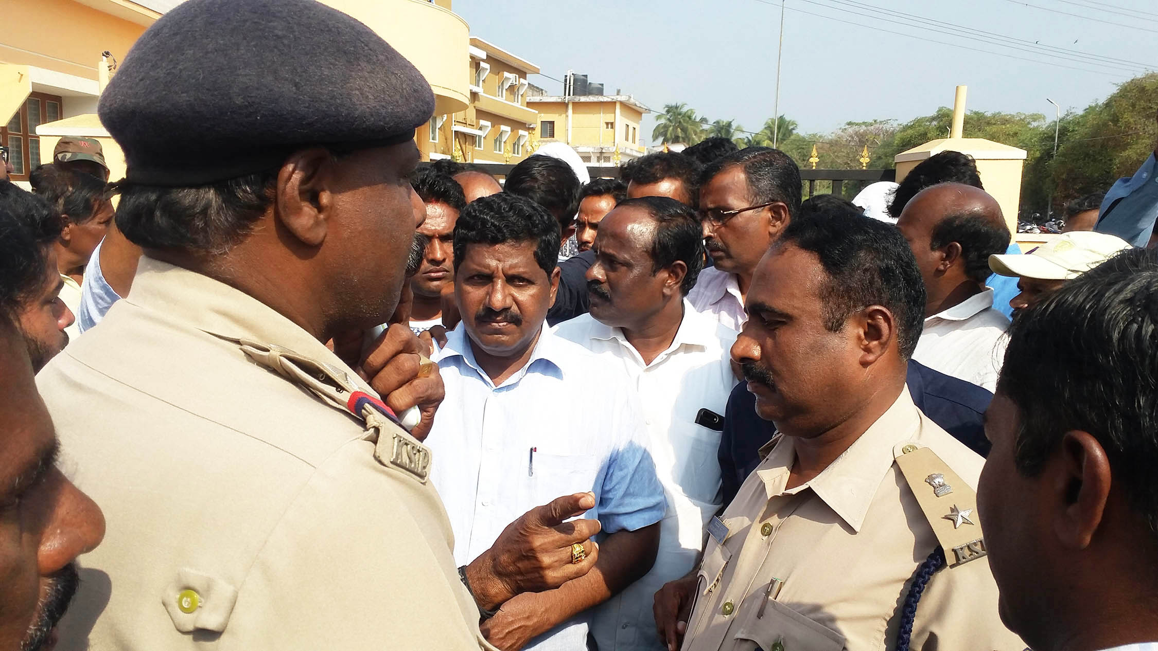 ಆಳಸಮುದ್ರ ಟ್ರಾಲ್‌ಬೋಟ್ ಮೀನುಗಾರರಿಂದ ಪ್ರತಿಭಟನೆ: ಇಲಾಖೆಗೆ ಮುತ್ತಿಗೆ, ಗೇಟಿಗೆ ಬೀಗ